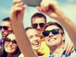 Селфи и размещение фото в соцсетях разрушают отношения – ученые