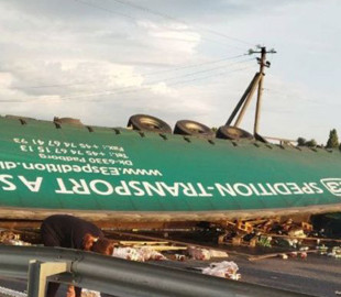 Біля Полтави перекинулася фура. Перекрита траса Київ - Харків