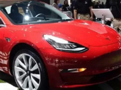 Tesla Model S: Электромобиль переделали под бензиновый двигатель