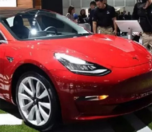 Tesla Model S: Электромобиль переделали под бензиновый двигатель