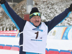 Путин так же в хоккей играет: лыжник-Лукашенко насмешил сеть