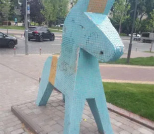 ''Любовь'' в Киеве: в сети показали, как во время Евро-2020 выглядят памятники фанатам сборной Швеции. Фото