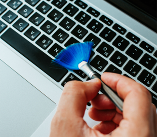 Як легко відчистити клавіатуру від бруду: прості та дієві лайфхаки