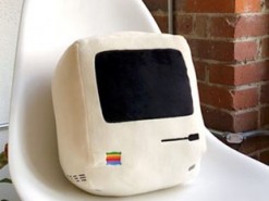 Подушки в виде гаджетов Apple набирают популярность