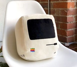 Подушки в виде гаджетов Apple набирают популярность