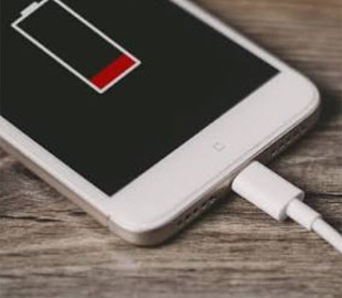 Чому не варто заряджати смартфон одразу після намокання