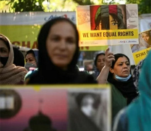 На онлайн-аукционе в Индии выставили на продажу 100 женщин