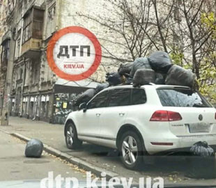 У Києві автомобіль “героя паркування” закидали мішками зі сміттям