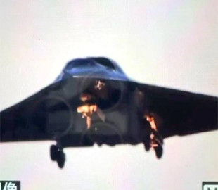 Схожий на НЛО: новий китайський літак-невидимку вперше показали спереду