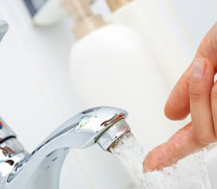 Столичні комунальники будуть нараховувати за гарячу воду всім, навіть у кого нуль споживання