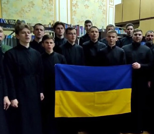 "Батько наш Бандера": к флешмобу присоединились семинаристы и священники