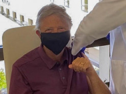 Билл Гейтс сделал прививку от COVID-19