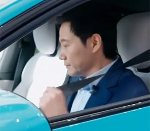 Глава Xiaomi особисто розпакував електромобіль SU7 Max