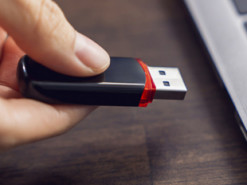 Фахівець розповів, чи обов’язково безпечно витягати флешку, чи можна просто висмикнути