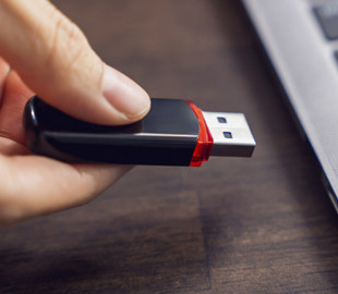 Фахівець розповів, чи обов’язково безпечно витягати флешку, чи можна просто висмикнути