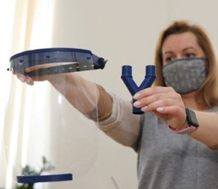 Во Львове стартаперы запустили печать на 3D-принтере масок и переходников для ИВЛ