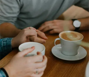 Вбивця Tinder: Facebook випустив ШІ-помічника для знайомств