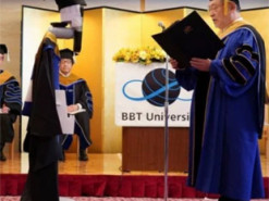 В Японии провели оригинальный выпускной студентам в самоизоляции (Фото)