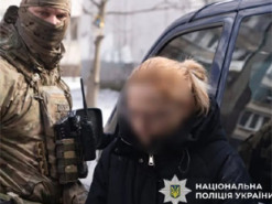 Матір та вітчима затримали у Києві за виготовлення порнографії за участю доньки