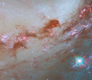 NASA показало фото галактики с ярким центром и массивной черной дырой