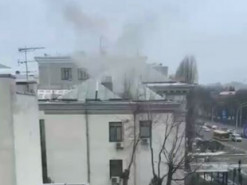 В соцсетях распространяют видео с дымом из посольства РФ в Киеве. В посольстве прокомментировали