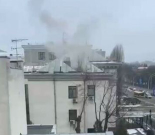 В соцсетях распространяют видео с дымом из посольства РФ в Киеве. В посольстве прокомментировали