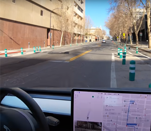 Електромобіль Tesla на тестах бета-версії повного автопілота не розминувся зі стовпом