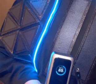 Заряджає телефон на ходу: Anker представила куртку із сонячними панелями