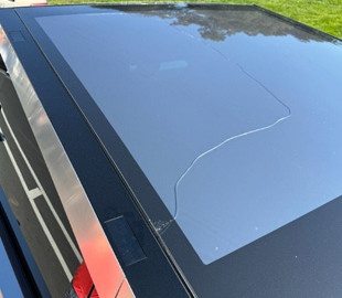 Броньоване скло Tesla Cybertruck запобігло спробі проникнення в салон та крадіжки речей