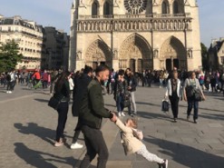 Женщина два дня искала в соцсети героев фото, сделанного за час до пожара в Нотр-Даме