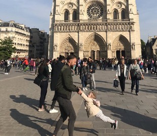 Женщина два дня искала в соцсети героев фото, сделанного за час до пожара в Нотр-Даме