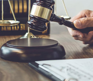 Вкрав iPhone 13 Pro у міськраді: суд дав українцю 5 років умовно за крадіжку під час війни