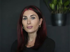 Блогерка, близька до Трампа, зізналася, що стала жертвою російської пропаганди