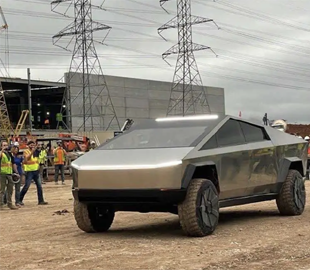 Відео дня: електричному пікапу Tesla Cybertruck знайшлася робота на Гігафабриці у Техасі