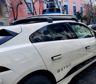 Waymo відкликає 444 безпілотних автомобіля через програмну помилку
