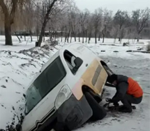 У Кривому Розі службовий автомобіль «Укрпошти» потрапив у траншею через ожеледицю