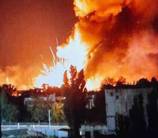 В CNN показали, как выглядит воронка после удара ВСУ по складу россиян в Новой Каховке