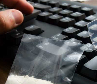 Поліцейські викрили осіб, які продaвaли нaркотики через Інтернет