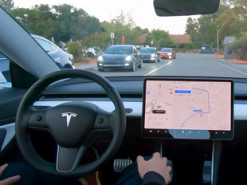 Оновлення автопілота Tesla спричинило проблеми: від компанії вимагають відкликати електромобілі