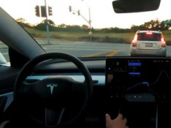 Tesla ухилилася від групового позову через тривалу розробку автопілота