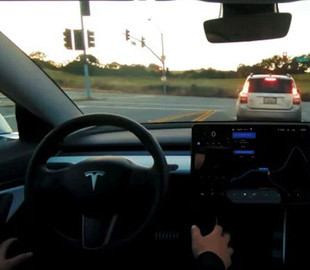 Tesla ухилилася від групового позову через тривалу розробку автопілота