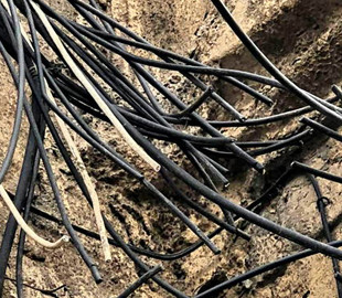 В центре Одессы неизвестный порезал все интернет-кабеля на улице