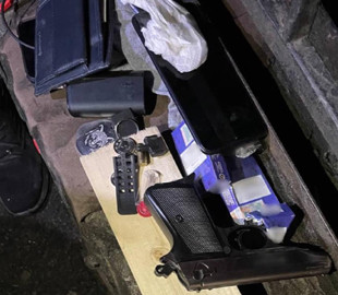 У центрі Львова двоє юнаків погрожували перехожому зброєю та гранатою