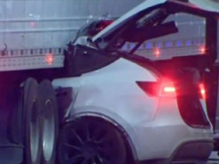 Очередная резонансная авария с Tesla: электрокар, ехавший на автопилоте, влетел под трейлер