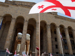 Гарячі дебати та літаюча пляшка: комітет парламенту Грузії у другому читанні підтримав законопроект про іноагентів