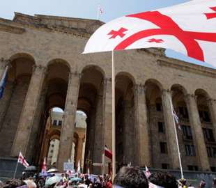 Гарячі дебати та літаюча пляшка: комітет парламенту Грузії у другому читанні підтримав законопроект про іноагентів