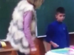 Мережею шириться відео, як на Закарпатті розлючена учителька б’є по голові школяра