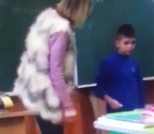 Мережею шириться відео, як на Закарпатті розлючена учителька б’є по голові школяра