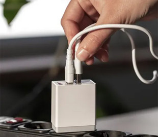 Чи потрібно виймати зарядний пристрій із розетки: як уникнути проблем