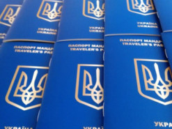 В базу «Миротворця» внесли жительку Харкова, яка з дітьми на камеру зіпсувала українські паспорти